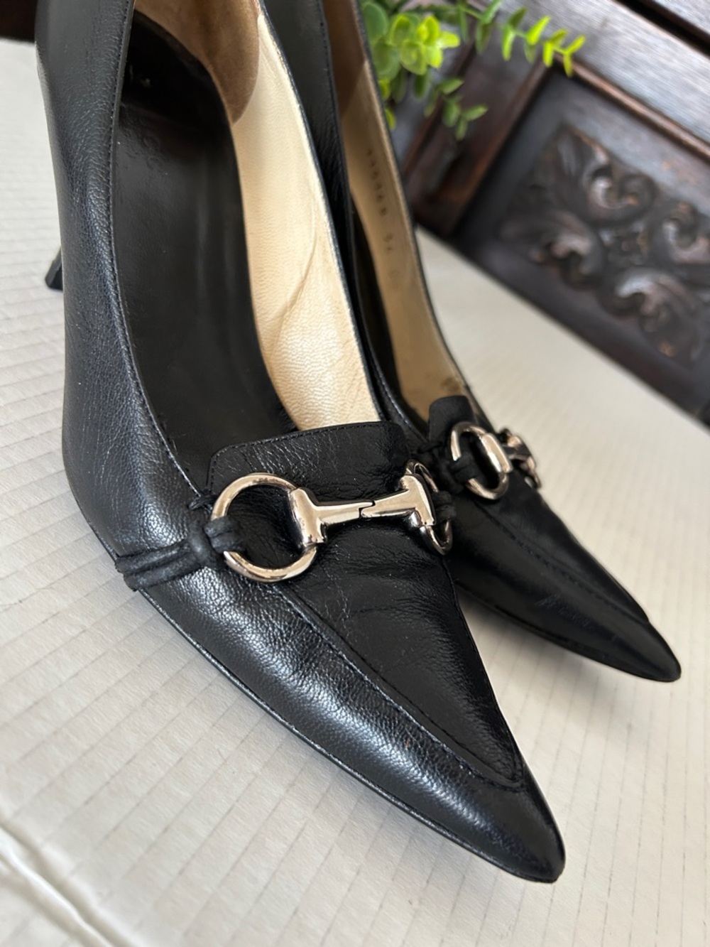 Gucci Black Leather Pointed-Toe Pumps with Silver Horsebit - Picture 8 of 12
